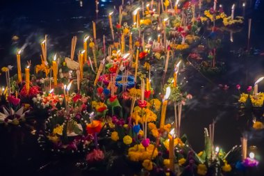Loy krathong tekneler
