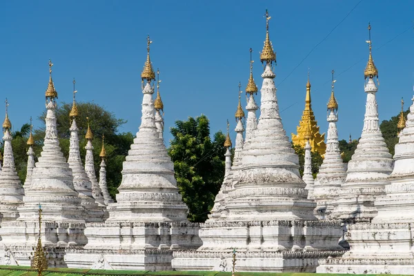 White stupas at Sandamuni Pagoda — Stock Photo, Image