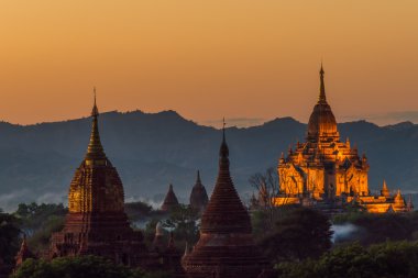 Gün batımında Bagan tapınaklar