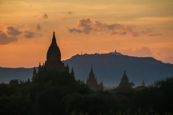 Templos de Bagan ao pôr do sol — Fotografia de Stock
