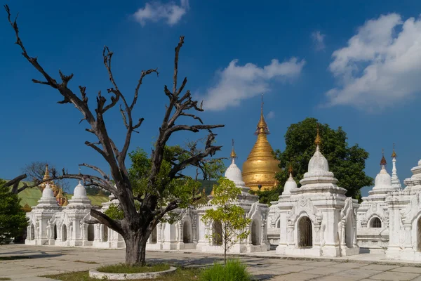 The Kuthodaw Pagoda in Mandalay — Stock Photo, Image
