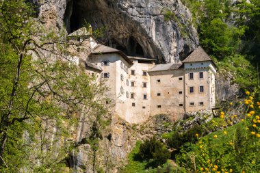 Predjama kale bir mağarada inşa