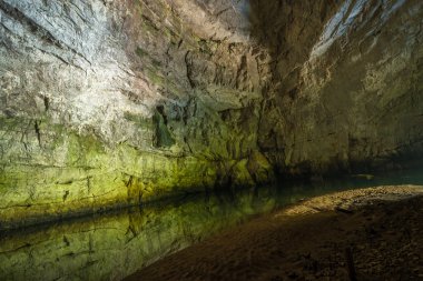 Planina mağarada yeraltı Nehri