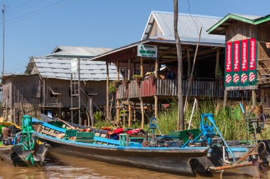 El Sanatları Atölyesi Vee tekne durağında Inle Gölü