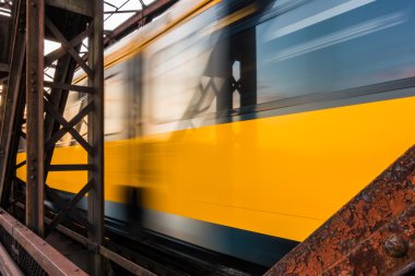 Çelik köprü bir tren geçer