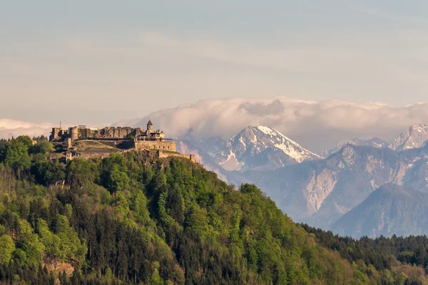 Landskron Catsle di fronte al Mt. Kepa — Foto Stock