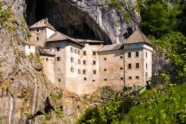 Castillo de Predjama construido en una cueva — Foto de Stock