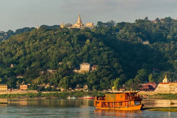 Sagaing templos en la mañana — Foto de Stock