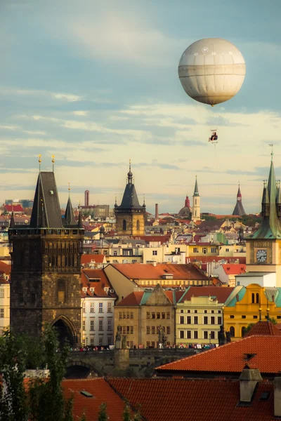 Praga oldtown con globo — Foto de Stock