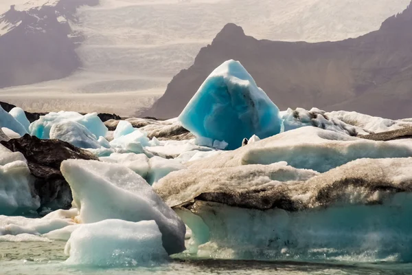 アイスランドの Joekulsarlon 湾の青い氷山 — ストック写真