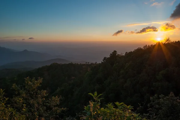 Puesta de sol en las montañas de Tailandia — Foto de Stock