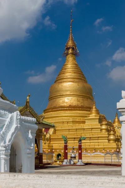 La pagoda del Kuthodaw en Mandalay — Foto de Stock