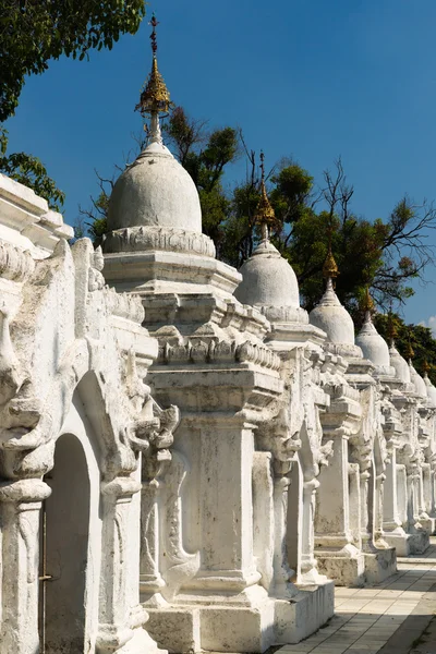 Stupas of the Kuthodaw Pagoda in Mandalay — Stock Photo, Image