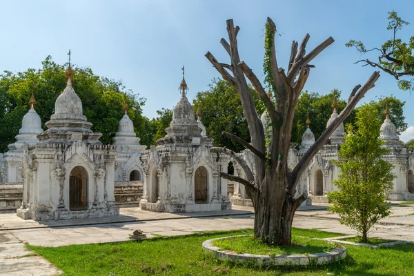 Stup Kuthodaw Pagoda w Mandalay — Zdjęcie stockowe