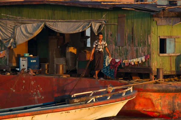 Workers at a cargo ship in Irrawaddy River — Stock Photo, Image