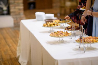 Lezzetli aperatifler ve parmak yiyeceklerle dolu şık bir açık büfe. Kutlama etkinliği için konuklarımıza enfes mutfak seçenekleri sunuyoruz.