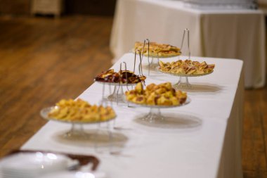 Taze Pişmiş Meyveli Turtaların Lezzetli Karışımı Büfe Masasında Güzelce Hazırlandı Kutlama ya da Etkinliğe Hazır