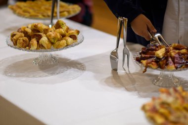 Lezzetli Aperatifler ve Tuzlu Isırıklar Bir Yemek Yemeği Etkinliği Büfesi Yayılma Sunumu İçin Tabaklarda Ayarlandı