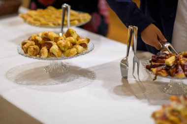 Bir büfede ya da catering etkinliğinde sunulan lezzetli aperatif ve tatlı çeşitleri Konukların Tadını çıkarmaya hazır.