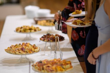 Zarif Büfe Yayılmış Konuklar Lezzetli Aperatifler ve Uzun Masa 'dan Parmak Yiyecekleri Resmi Etkinlik veya Kutlama