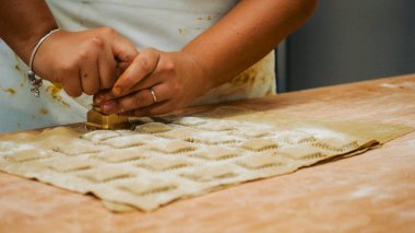 Ustaca hazırlanmış Fırıncı Elleri Taze Ravioli Pasta Hamur Kareleri Tahta Masa Tozu ile kaplanmış Tahta Masa Tozu Detaylı