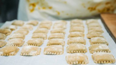 Ev yapımı taze Ravioli Pasta Hamur Kareleri Lezzetli İtalyan Mutfağı Hazırlamaya Hazır