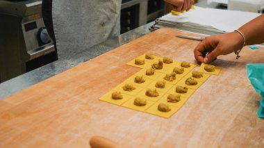 Lezzetli İtalyan Yemekleri Hazırlamak İçin Ravioli Küfü Kullanarak Mutfakta Ev Yapımı Taze Makarna Yapımı