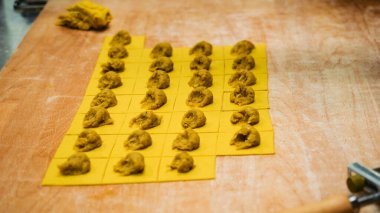Ev yapımı Ravioli Yapım Süreci Hamur Parçalarını Elle Doldurma ve Katlama İçin Hazırlanıyor