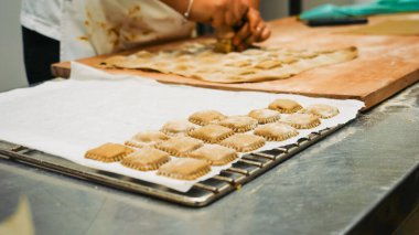 Becerikli Fırıncı Elleri, Ev Yapımı Lezzetli Ev Yapımı İkramları İçin Soğutma Rafında Hazırlanmış El Yapımı Meydan Şeklinde Bisküviler