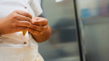Bir şefin ellerini yakın plan çekerek özgün bir aşçılık deneyimi için taze makarna hamuru hazırlıyorum.