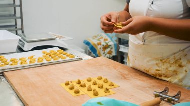 Ev yapımı İtalyan makarnası geleneksel bir mutfak sanatı yapıyor. Köy mutfağında taze malzemelerle el yapımı ravioliye odaklanıyor ve lezzetli otantik bir İtalyan yemeği hazırlıyor.