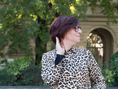 Olgun Kadın Nazik El Hareketi ile Yan Profili Gösteriyor Boyuna Yakın ve Düşünceli İfade Ediyor