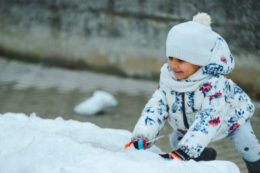Soğuk Hava Günü 'nde Kar Giyen ve Şapka Giyen Sevimli Genç Kız Mevsimin Açık Hava Faaliyetleri' nin keyfini çıkarıyor.