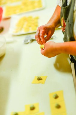 Ev yapımı Ravioli Taze Makarna Hamur Mutfağı Yapıyor Elleri Lezzetli İtalyan Hamur köfteleri yapıyor