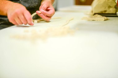 Raw Pasta Hamuru 'nu Açık Renkli Tezgahta Geleneksel İtalyan Gnocchi Hamur köftelerine dönüştüren Ellerin Kapanışı