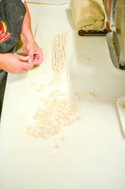 Geleneksel Yöntemler Kullanılarak Temiz Bir Tezgâh Üzerinde Otantik İtalyan Mutfak Mutfağı Hazırlamak İçin Yetenekli El Yapımı El Yapımı Makarna Hamuru
