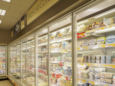 Lombardy, İtalya - 2 Temmuz 2025 Modern Süpermarket Süt Ürünleri Bölümü Dondurulmuş Cam Vitrinler Geniş bir Taze Süt Ürünleri ve Günlük Ürünler Depolama Dolabı