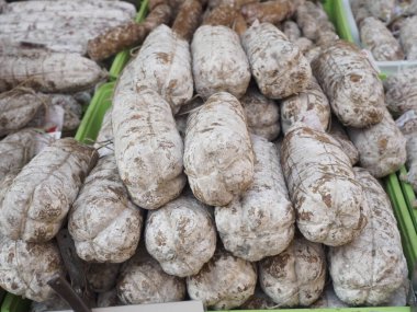 Cremona, İtalya 6 Ağustos 2025 Birçok baharatlı salam sosisi bir market tezgahında müşteriler tarafından satın alınıp beğenilmeye hazırdır.