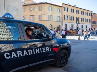 Pisa, İtalya - 16 Ekim 2025 Carabinieri polisi koyu mavi bir İtalyan polis aracında, yoğun bir şehir bölgesinde kolluk kuvvetleri ve sokak devriyesi olarak görev yapıyor.