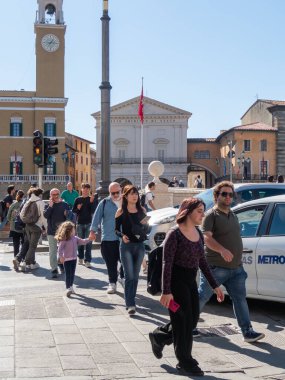 Pisa, İtalya - 16 Ekim 2025 Aralarında akıllı telefonlu bir adam ve beyaz bastonlu görme engelli bir kadının da bulunduğu kalabalık bir sokakta yürüyen insanlar
