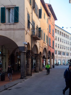 Pisa, İtalya - 16 Ekim 2025 Borgo Stretto sokak görüntüsü Pisa şehir merkezinde kemerli portolar, yerel dükkanlar ve günlük yaşamla tarihi mimariyi gösteriyor