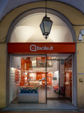 Pisa, İtalya - 16 Ekim 2025 Facile. Pisa şehir merkezinde mağaza vitrininde sergilenerek finansal ürünler ve kamu hizmetleri için çevrimiçi karşılaştırma hizmetleri sundu.