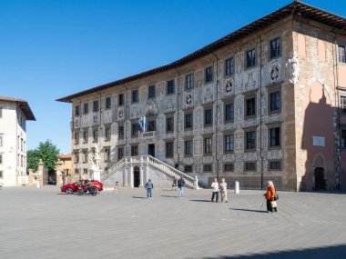 Pisa, İtalya - 16 Ekim 2025 Palazzo della Carovana Piazza dei Cavalieri, Pisa, İtalya 'ya egemen oldu.