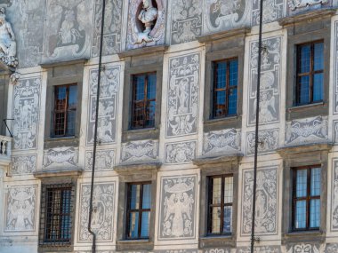 Palazzo della Carovana cephesinde zengin detaylar, Piazza dei Cavalieri, Pisa, Toskana, efsanevi figürler, parşömenler ve klasik mimari süslemeler yer alıyor
