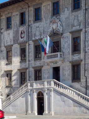 Pisa, İtalya - 16 Ekim 2025 Palazzo della Carovana cephesi süslü sgraffito ve büyük mermer merdiven ile Scuola Normale Superiore, Pisa, Toskana, İtalya