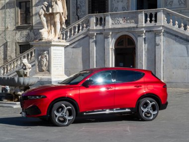 Pisa, İtalya - 16 Ekim 2025 Red Alfa Romeo Tonale İtalya 'nın Pisa kentinde tarihi bir meydan olan Piazza dei Cavalieri' de Palazzo della Carovana 'nın önüne park etti.