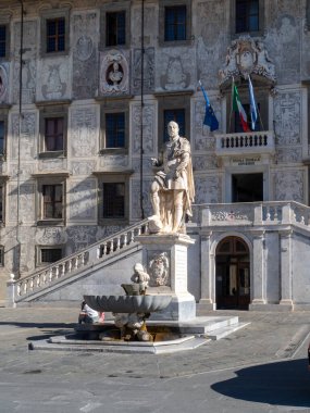 Pisa, İtalya - 16 Ekim 2025 Tarihi Palazzo della Carovana detaylı sgraffito, Cosimo I de 'Medici heykeli ve Piazza dei Cavalieri' de bir çeşme