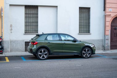 Cremona, İtalya - 2 Ekim 2025 Audi A1 Spor Sırtı tarihi binanın yanındaki bir caddeye park edilmiş, modern kentsel hareketlilik ve günlük gidiş-dönüş sahnesi