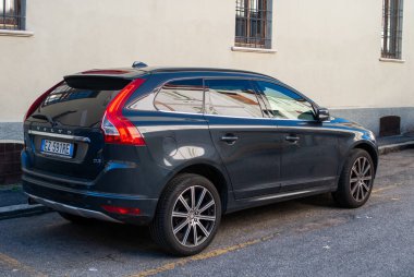 Cremona, İtalya - 2 Ekim 2025 Volvo XC60 D3 kompakt spor aracı, modern kentsel ulaşım ve otomotiv tasarımını temsil eden asfalt bir sokağa park edilmiştir.