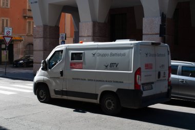 Cremona, İtalya - 2 Ekim 2025 Gruppo Battistolli 'den gelen zırhlı BTV minibüsü, para ve değerli eşyalar için yüksek güvenlikli taşımacılık sağlıyor.